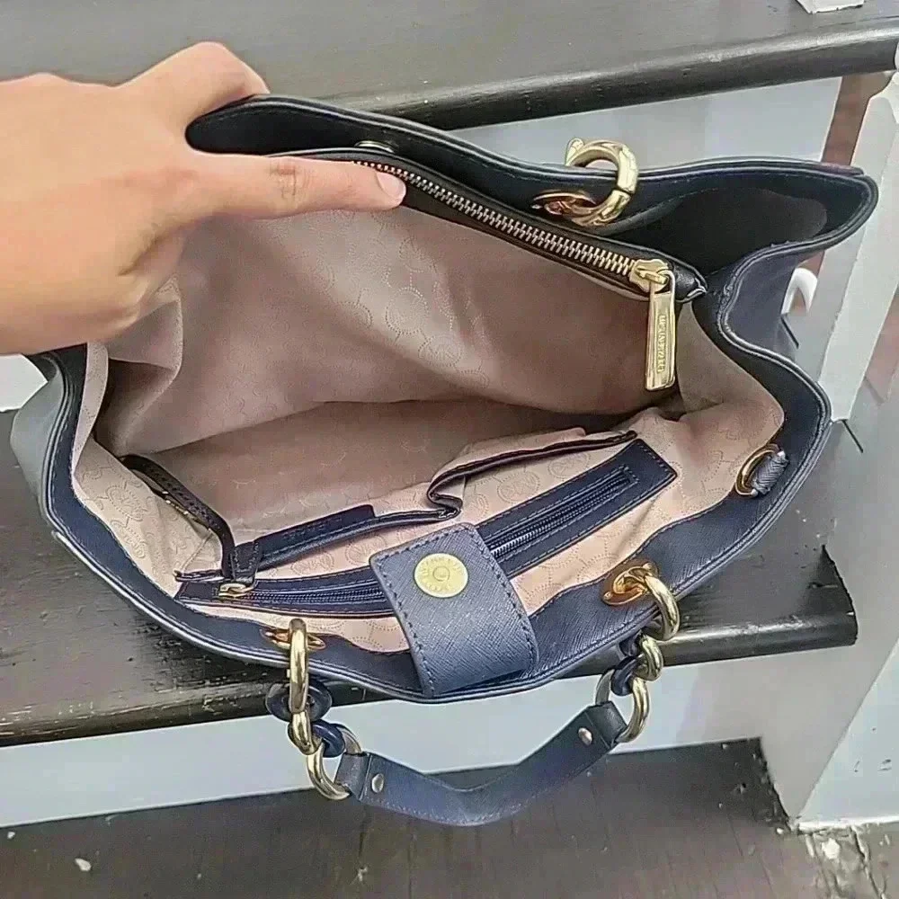 MICHAEL Michael Kors Navy Blue Saffiano Leather Cynthia Tote Roomy Luxury - Picture 7 of 8